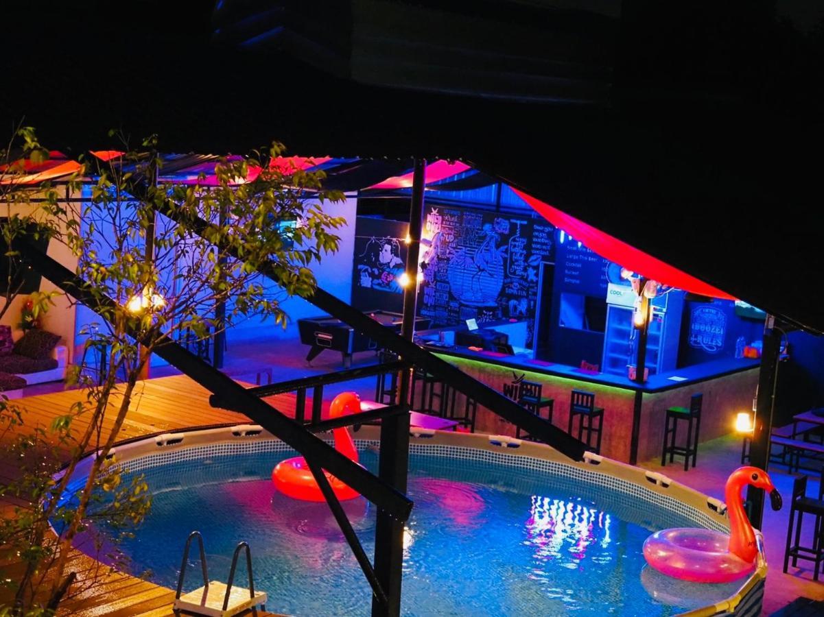 Wild Ones Hostel Bangkok Exterior foto